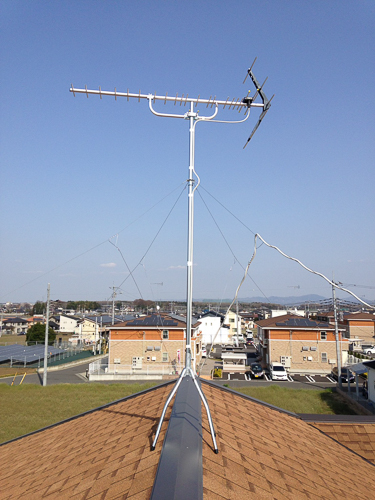 屋根上に設置したUHFアンテナ