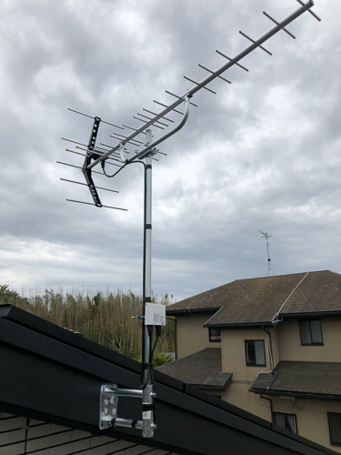屋根上に設置したUHFアンテナ