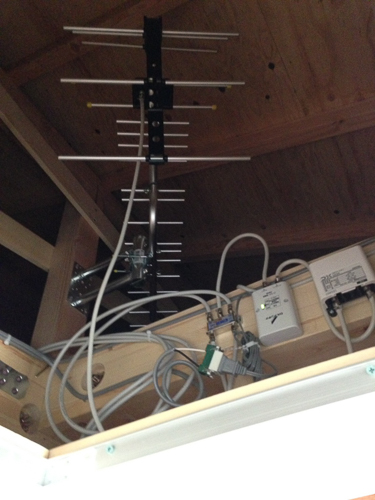屋根裏に設置したUHFアンテナ