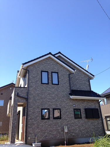 UHFアンテナとBS/CSアンテナを設置した戸建住宅