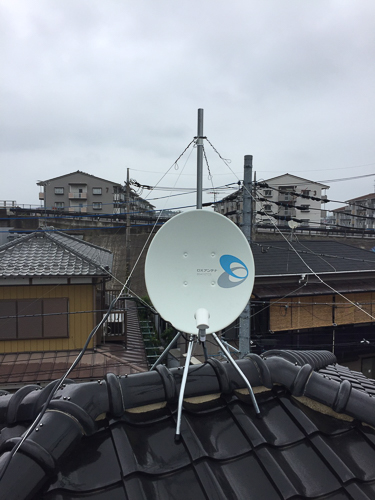 屋根上に設置したBS/CSアンテナ