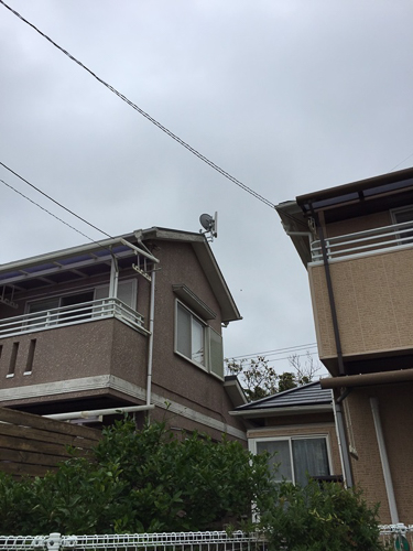 破風板に取り付けたデザインアンテナとBS/CSアンテナ