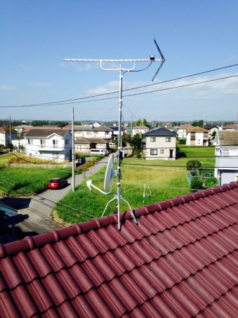 赤い屋根に八木式アンテナとBS/CSアンテナ
