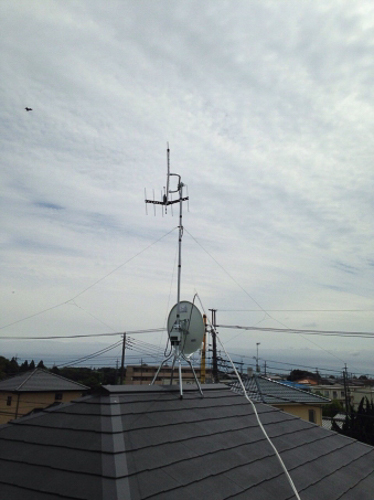 屋根上に設置したUHFアンテナとBS/CSアンテナ
