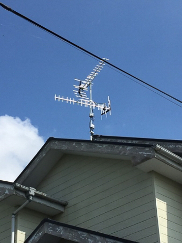 破風板に取り付けた2台のUHFアンテナ