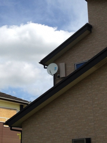 デザインアンテナとBS/CSアンテナを設置した戸建住宅