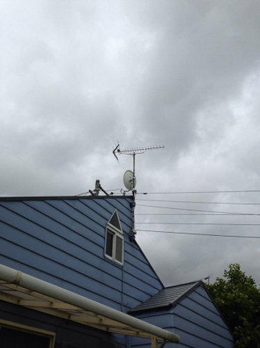 破風板に取り付けたUHFアンテナとBS/CSアンテナ