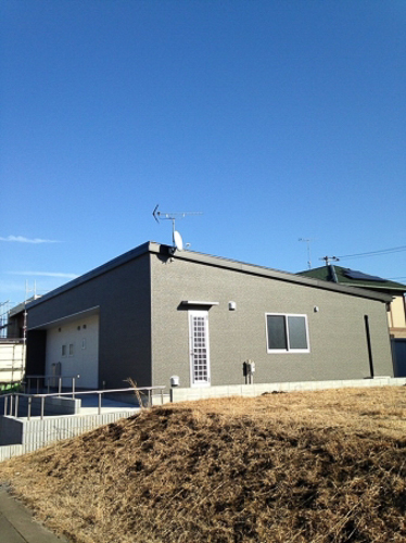 UHFアンテナとBS/CSアンテナを設置した戸建住宅