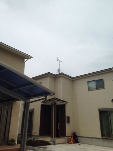 UHFアンテナとBS/CSアンテナを設置した戸建住宅