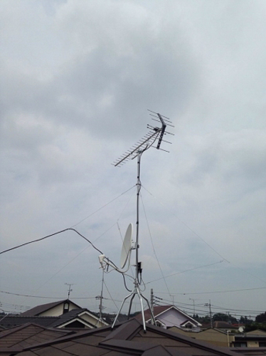 屋根上に設置したUHFアンテナとBS/CSアンテナ