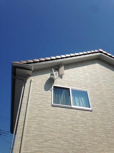 デザインアンテナとBS/CSアンテナを設置した戸建住宅