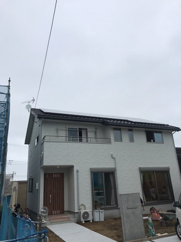 UHFアンテナとBS/CSアンテナを設置した戸建住宅