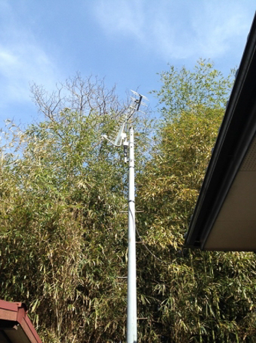 住宅引込柱に設置したUHFアンテナとBS/CSアンテナ
