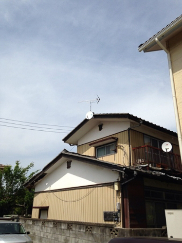 UHFアンテナとBS/CSアンテナを設置した戸建住宅