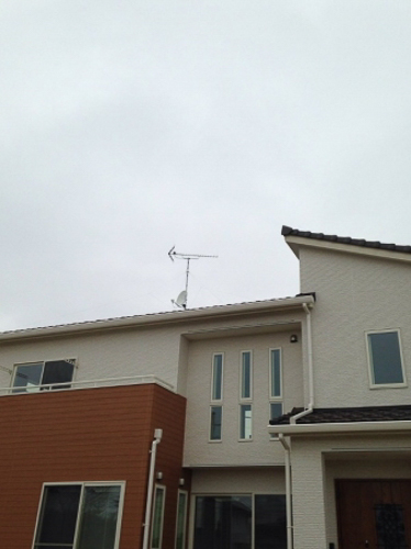 UHFアンテナとBS/CSアンテナを設置した戸建住宅