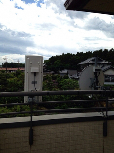 手すりに取り付けたデザインアンテナとBS/CSアンテナ