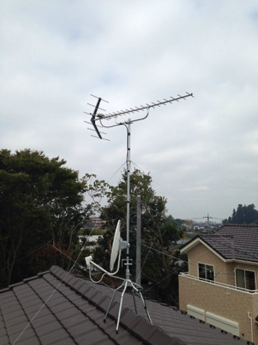 屋根上に設置したUHFアンテナとBS/CSアンテナ