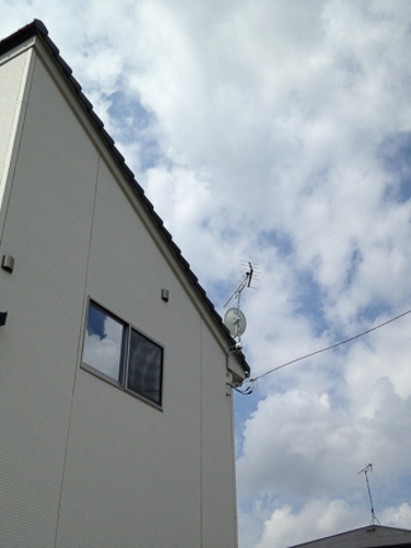 UHFアンテナとBS/CSアンテナを設置した戸建住宅