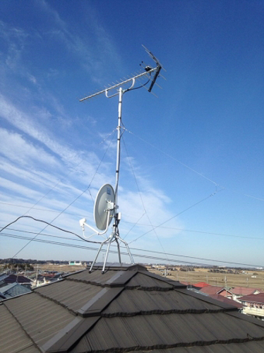 屋根上に設置したUHFアンテナとBS/CSアンテナ
