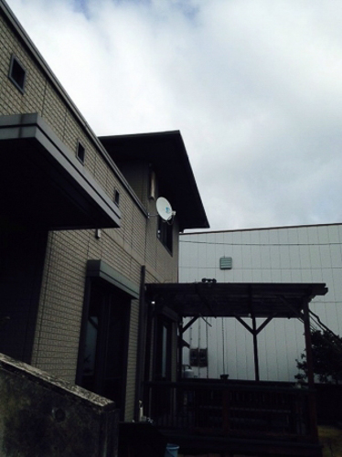 デザインアンテナとBS/CSアンテナを設置した戸建住宅