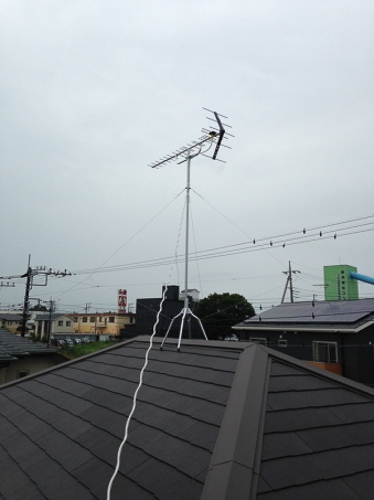 屋根上に設置したUHFアンテナ