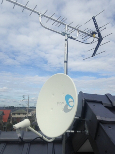 屋根上に設置したUHFアンテナとBS/CSアンテナ