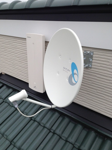 外壁に取り付けたデザインアンテナとBS/CSアンテナ