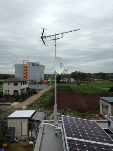 屋根上に設置したUHFアンテナ