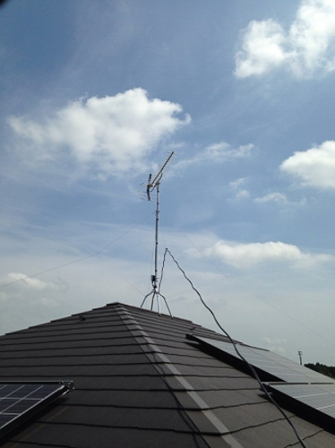 屋根上に設置したUHFアンテナ