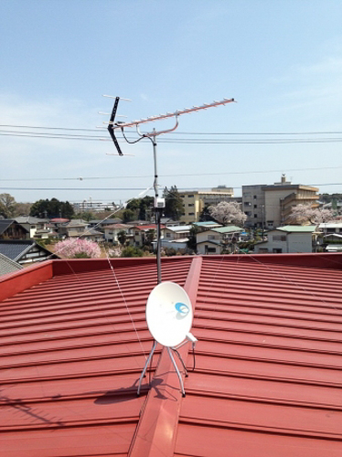 屋根上に設置したUHFアンテナとBS/CSアンテナ