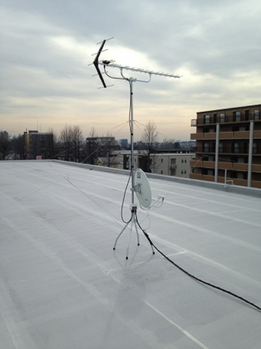 屋上に設置したUHFアンテナとBS/CSアンテナ
