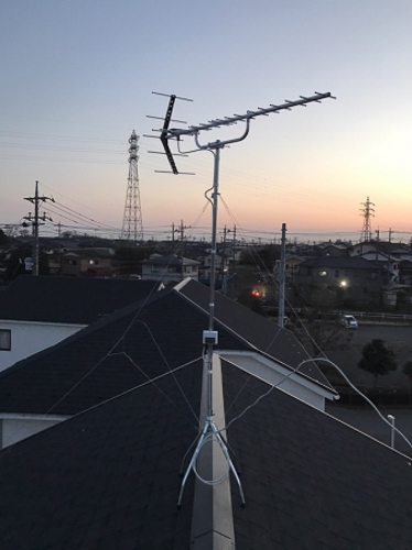 屋根上に設置したUHFアンテナ