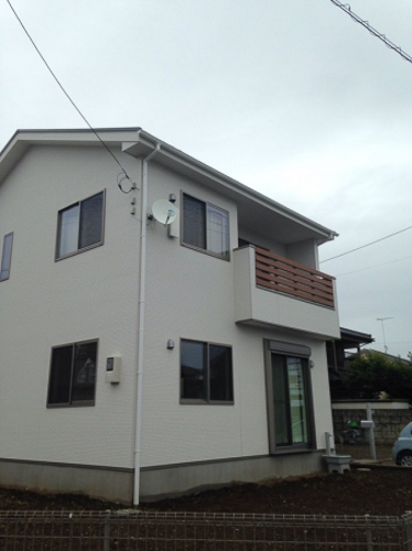 デザインアンテナとBS/CSアンテナを設置した戸建住宅