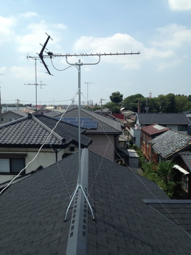 屋根上に設置したUHFアンテナ