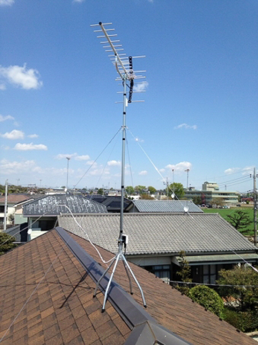 屋根上に設置したUHFアンテナ