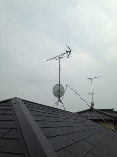 屋根上に設置したUHFアンテナとBS/CSアンテナ