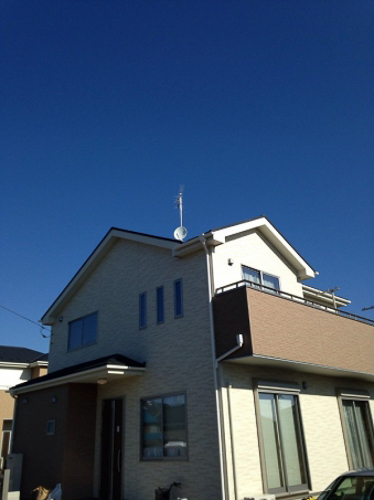 UHFアンテナとBS/CSアンテナを設置した戸建住宅