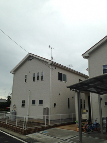 UHFアンテナとBS/CSアンテナを設置した戸建住宅