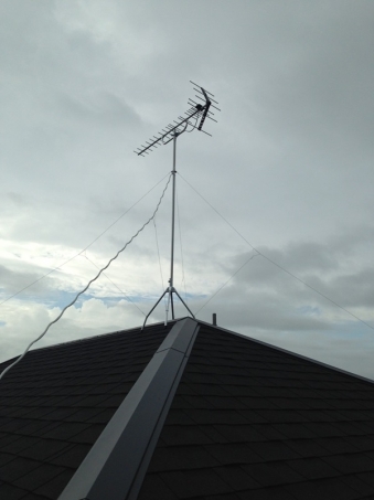 三角屋根に八木式アンテナ