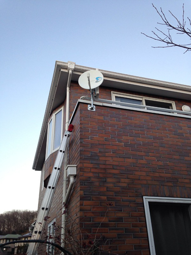 デザインアンテナとBS/CSアンテナを設置した戸建住宅