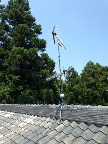 屋根上に設置した2台のUHFアンテナ