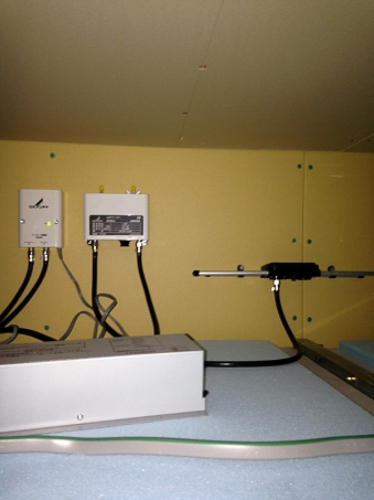 屋内に設置したUHFアンテナの給電部とブースタの本体および電源
