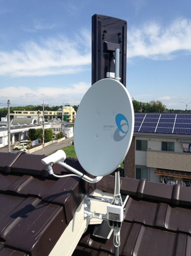 立ち上げスタイルで設置したデザインアンテナとBS/CSアンテナ
