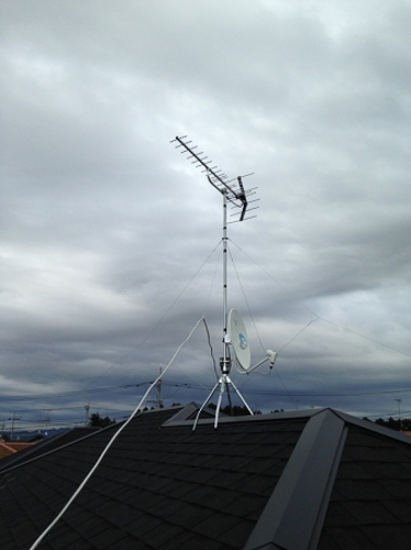 屋根上に設置したUHFアンテナとBS/CSアンテナ