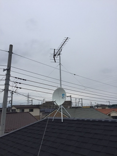 屋根上に設置したUHFアンテナとBS/CSアンテナ