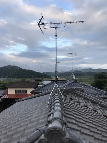 屋根上に設置したUHFアンテナ
