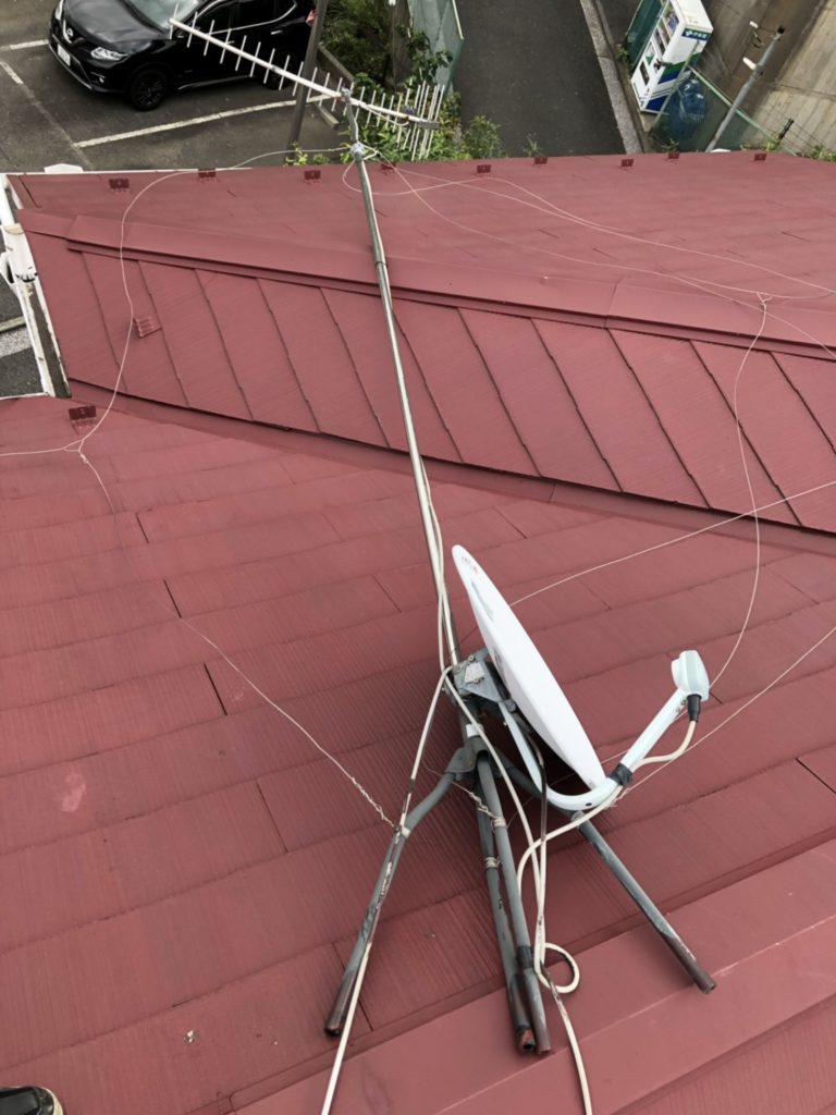 屋根上で倒壊したテレビアンテナ