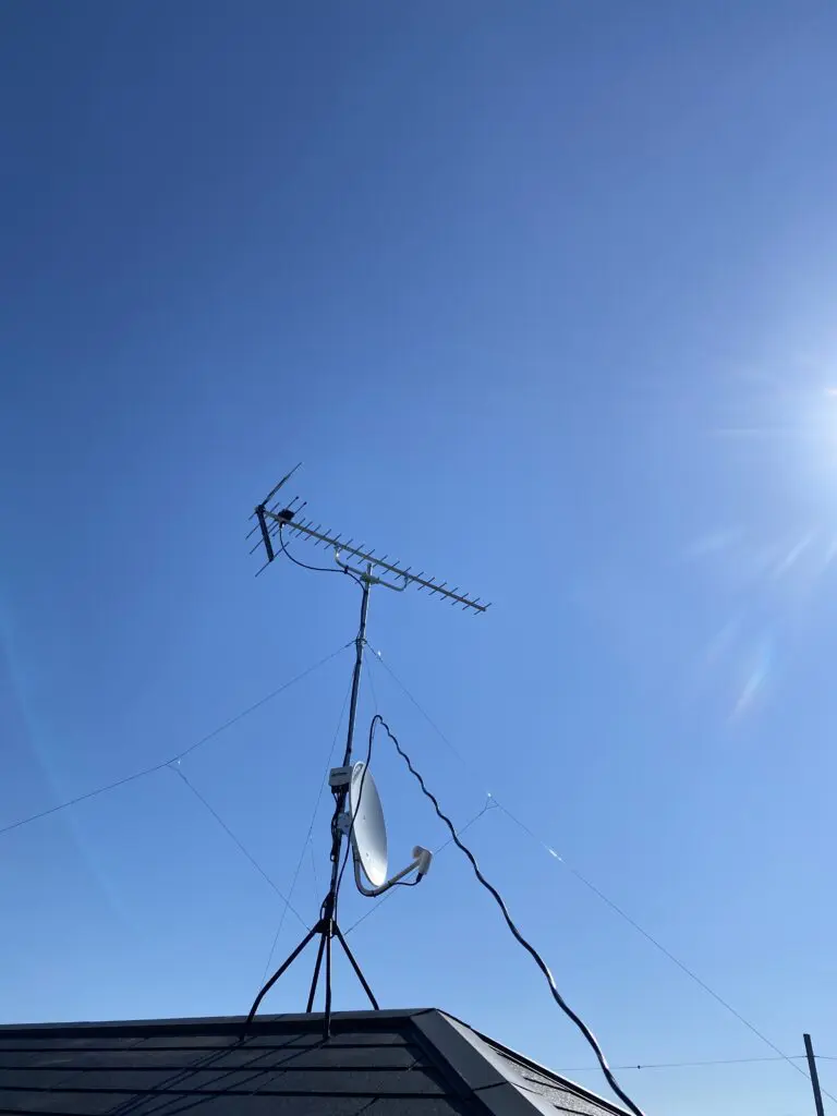 屋根上のテレビアンテナ