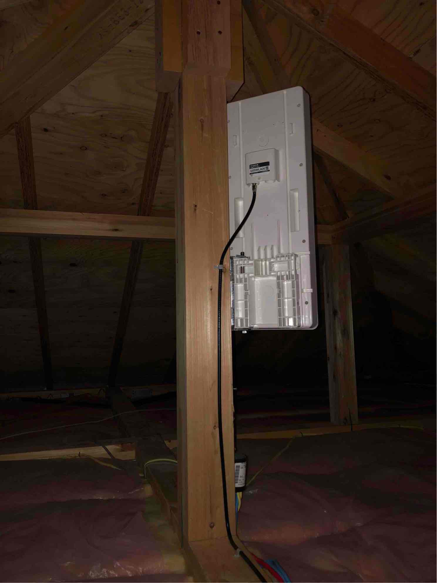 屋根裏のデザインアンテナ