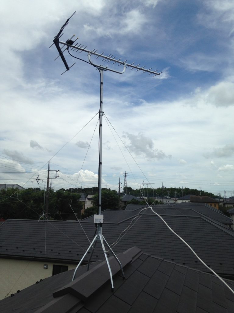 屋根上の八木式アンテナ